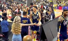 开云体育在线-赛场上球员们拼尽全力争夺胜利的场面