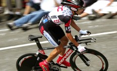 开云体育-孤骑破晓，维斯塔潘肩扛银箭的史诗逆转，红牛王朝黄昏下的银色革命