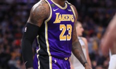 开云体育平台APP-真实有料！湖人球星詹姆斯与戴维斯的默契配合