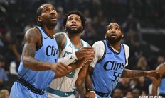 开云体育入口-快船队在与黄蜂队的激烈对决中取得胜利