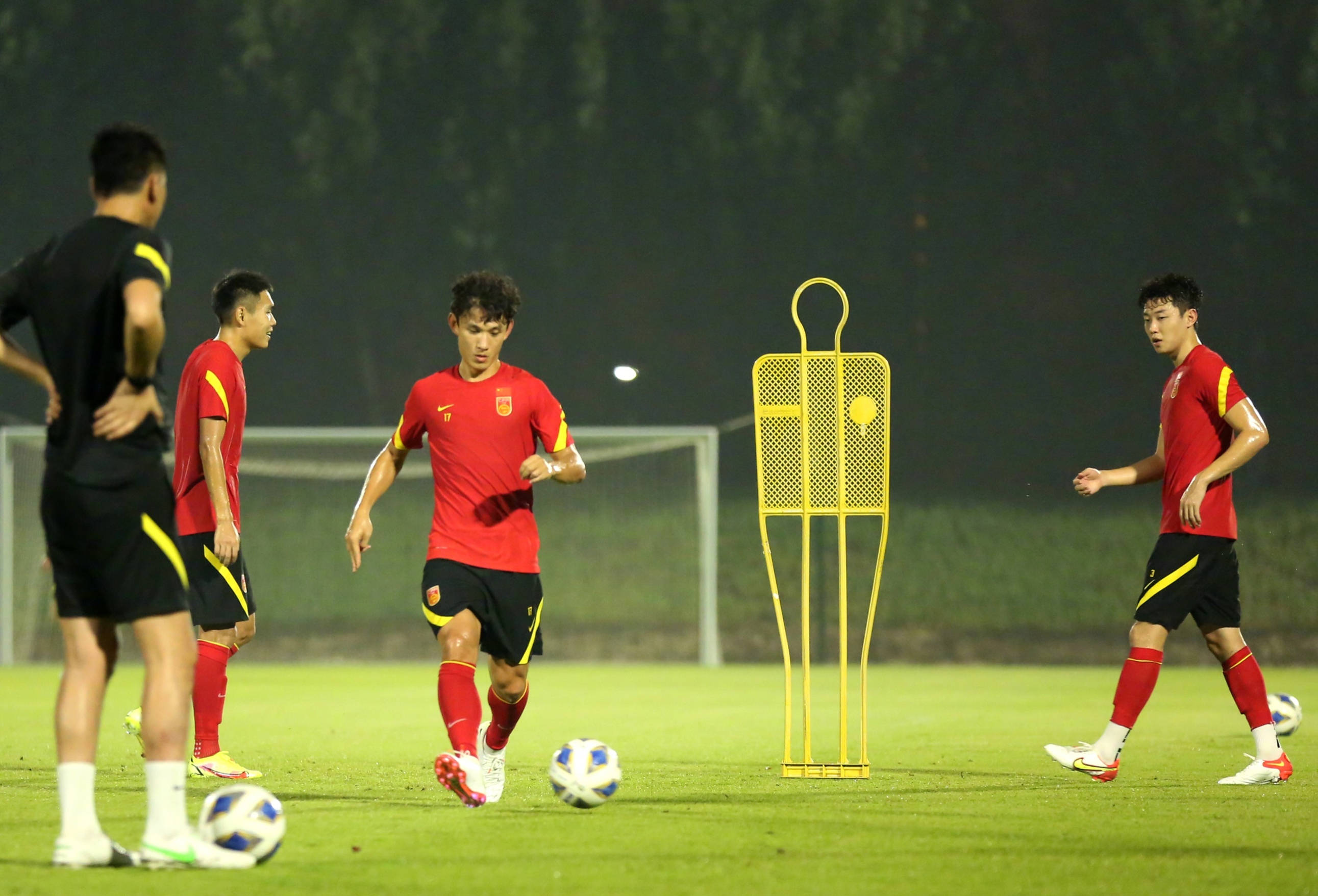 比赛中场上突发状况,球队临时换人带来不同战术 比赛中场上突发状况,球队临时换人带来不同战术