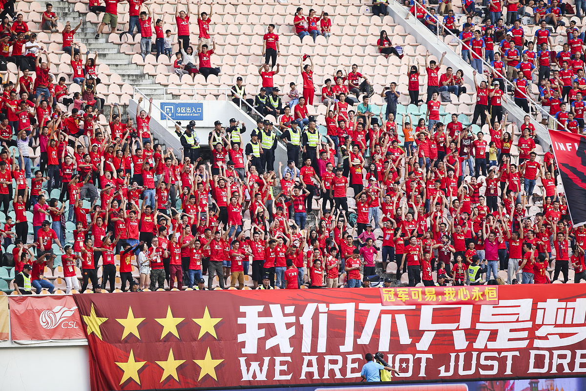 顶尖球队挑战亚洲顶级赛事，现场火爆场面震撼