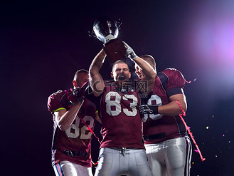 关于一场胜利后的喜悦时刻:球员庆祝胜利的信息 关于一场胜利后的喜悦时刻:球员庆祝胜利的信息