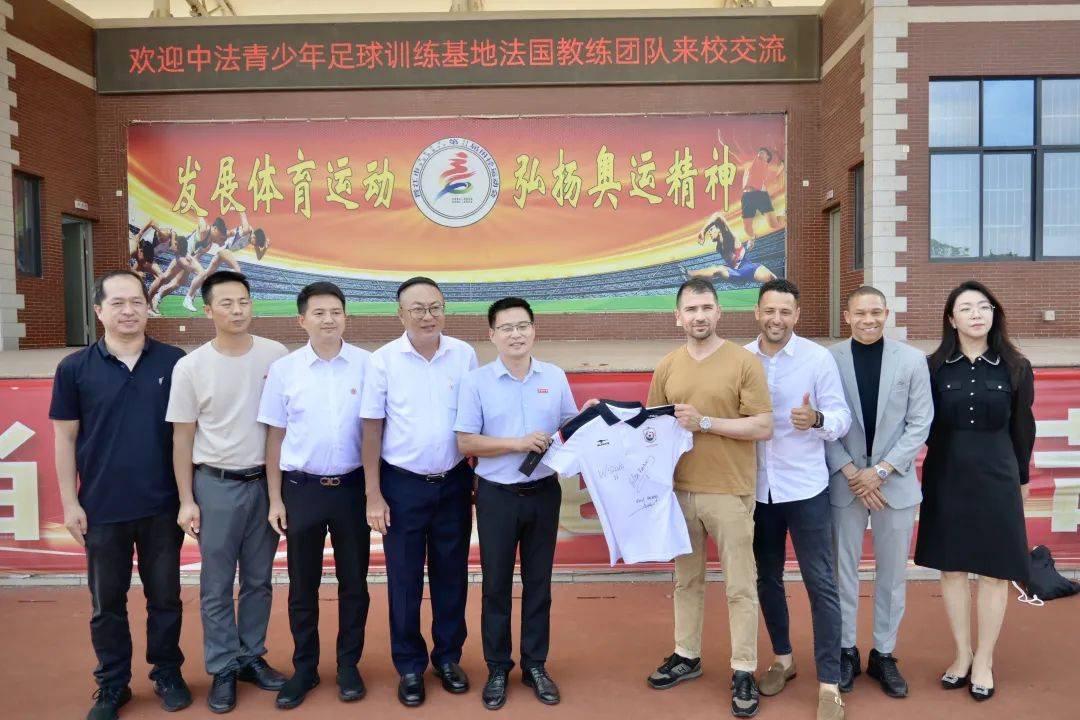 包含瑞迪布伦队球员表现荣获教练赞誉的词条