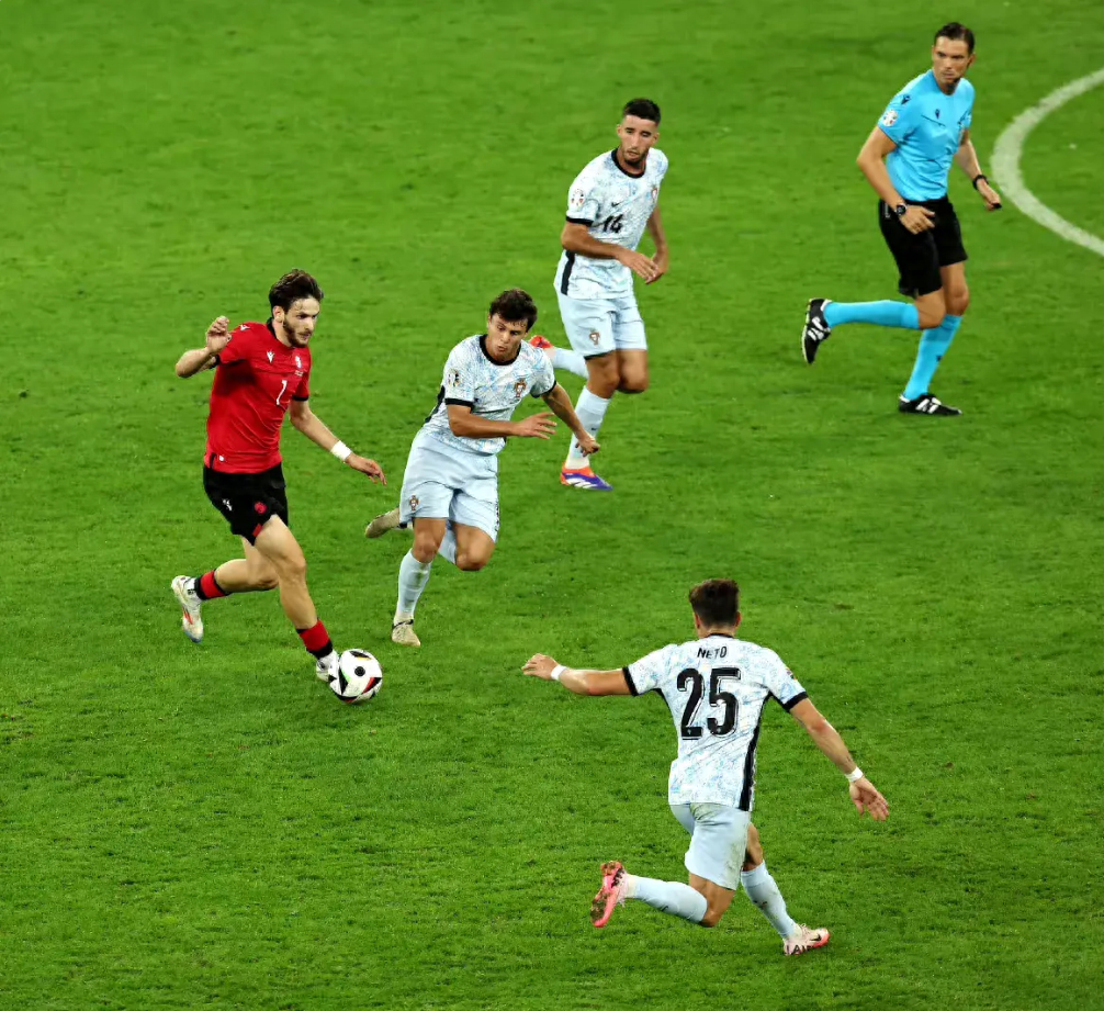 精彩绝伦!欧洲足球赛场上展现出色 精彩绝伦!欧洲足球赛场上展现出色