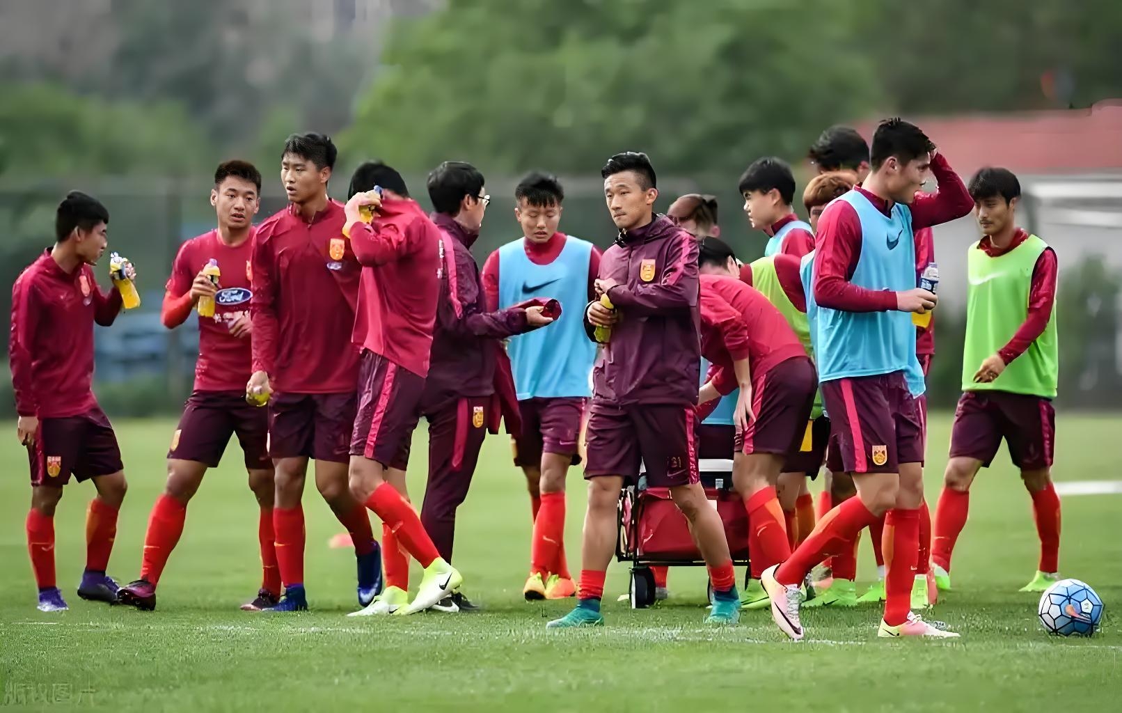 比赛节奏激烈,场上拼抢不断 比赛节奏激烈,场上拼抢不断