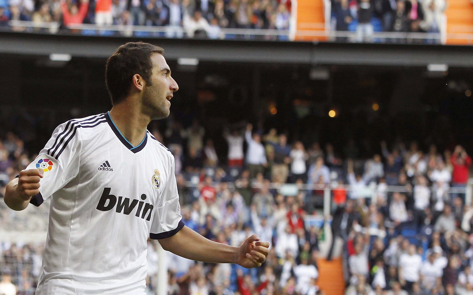 魔幻联动,当多特黄墙遇见安第斯雄鹰,卡马文加在虚拟绿茵打出世纪数据